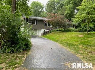 211 Fenestra Ln, East Peoria, IL 61611