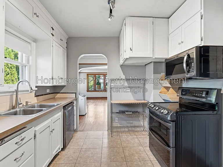 1210 S Maple St — Photo 2