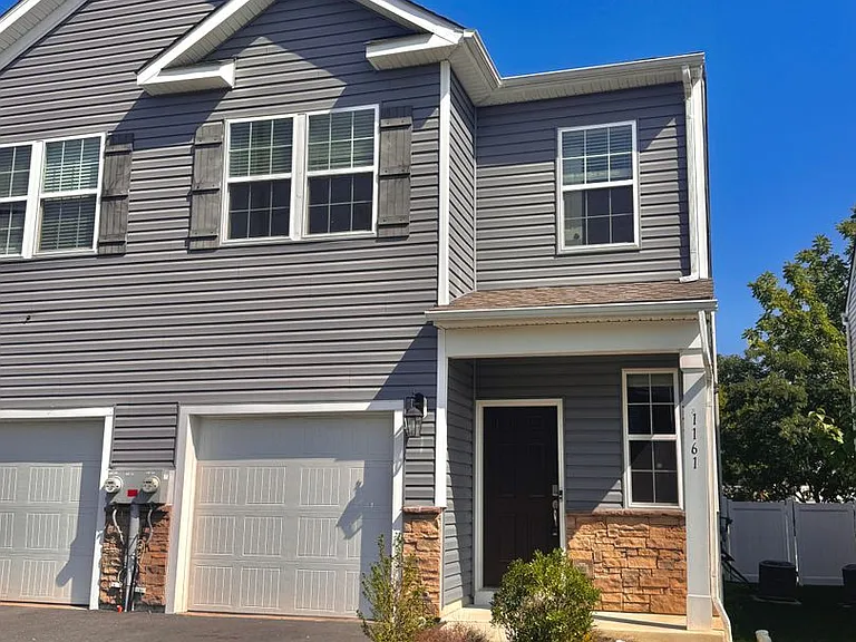 1161 Lova Ln — Photo 1
