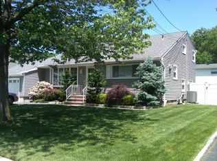 18 Raven Dr, Colonia, NJ 07067