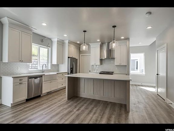 5th image of 262 N Queensland Ct