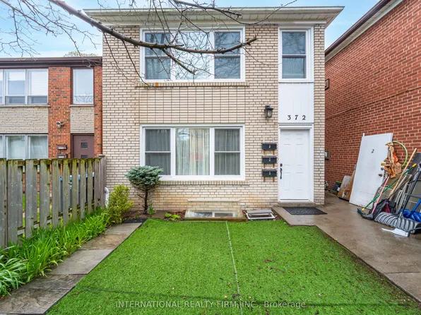 372 Lakeshore Rd W #2, Mississauga, ON L5H 1H5