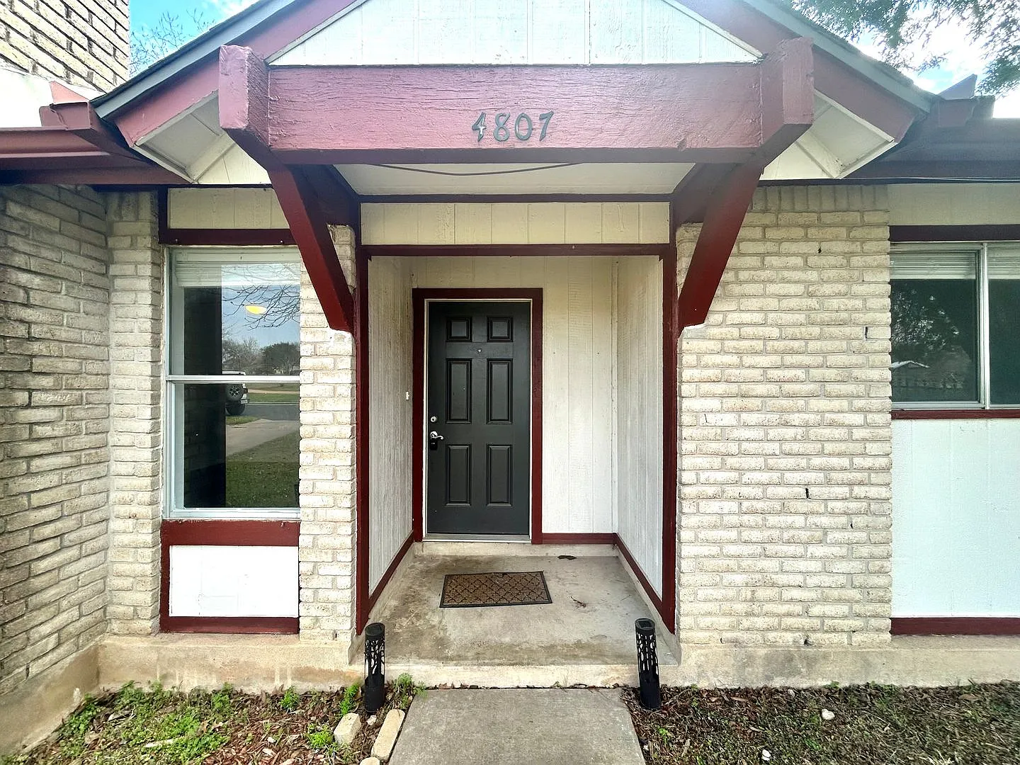 3BR/2BA No Carpet Large Fenced Backyard! — Photo 2
