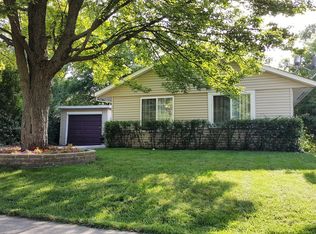 26 Aspen Ln, Carpentersville, IL
