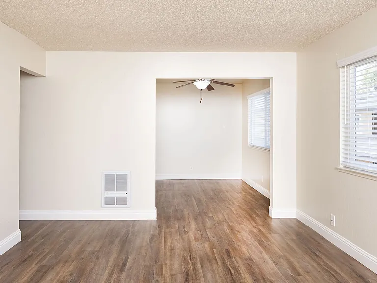 Coral Gardens Apartments — Photo 37
