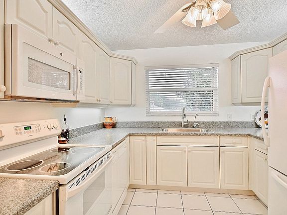3rd image of 870 Lake Orchid Cir Unit 870-207