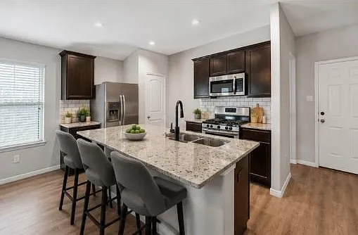 3 bed, 2.0 bath, 1499 sqft, $2,200 — Photo 3