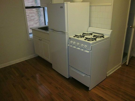 2nd image of 329 Bedford Ave #Av1