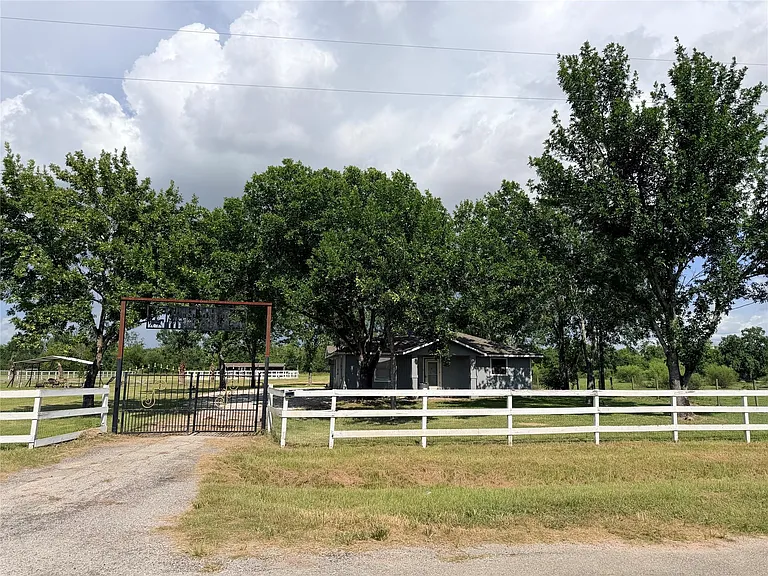 8118 S Hamilton Rd — Photo 1