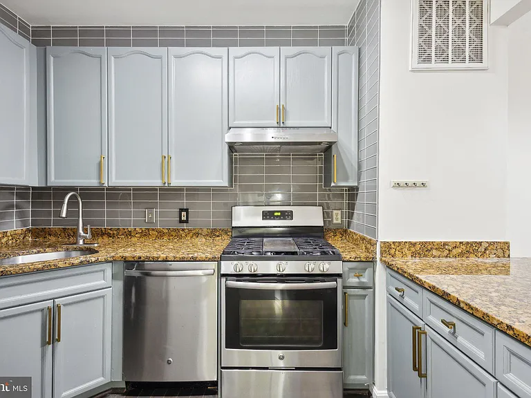 15514 Port Washington Ct — Photo 10
