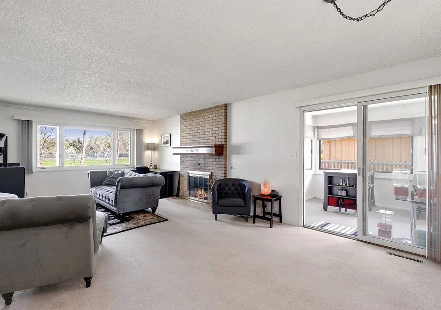 Well Maintained Side-By-Side Duplex in Parkwood — Photo 4