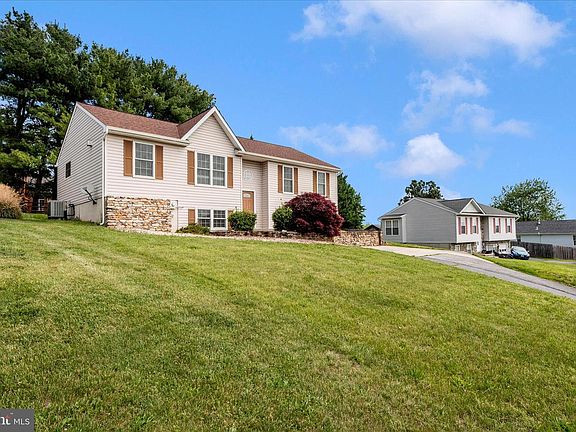 3rd image of 127 Sunhigh Dr
