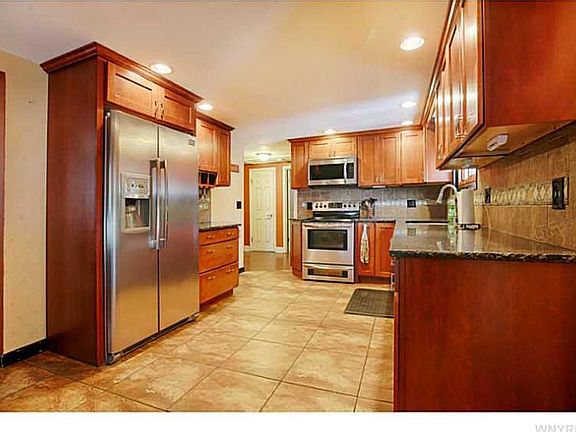 4th image of 90 Honorine Dr