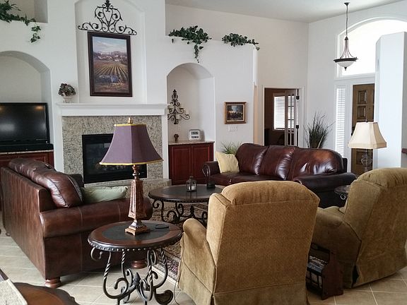 Large 20x21 ft living area