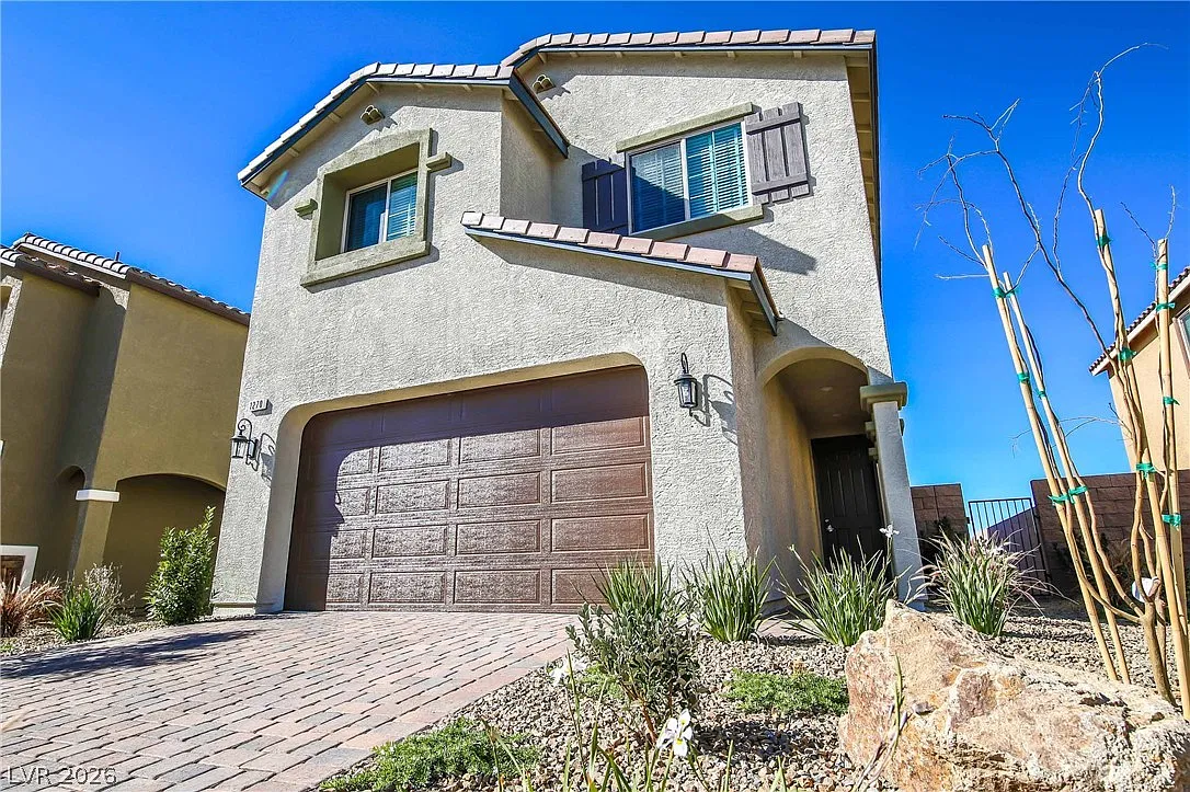 4 bed, 2.5 bath, 1937 sqft, $2,100 — Photo 2