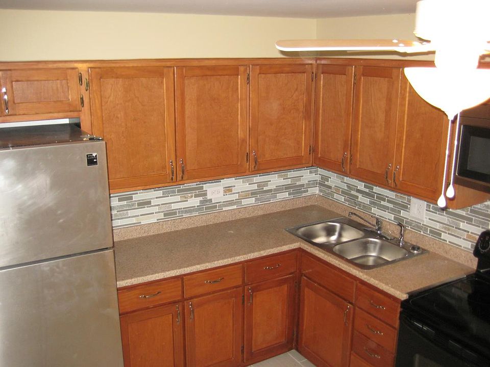 Kitchen w/stainless steel appliances & glass backsplash