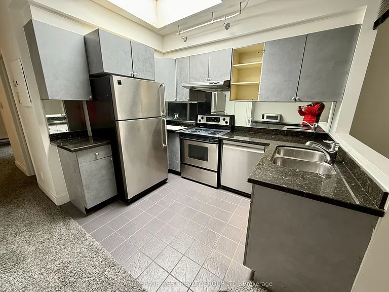 261 Queen St W #3 — Photo 8