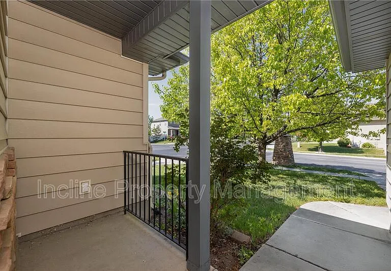 702 Durham Dr — Photo 6