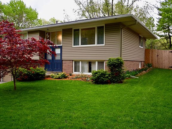 4th image of 1000 Rosewood Dr