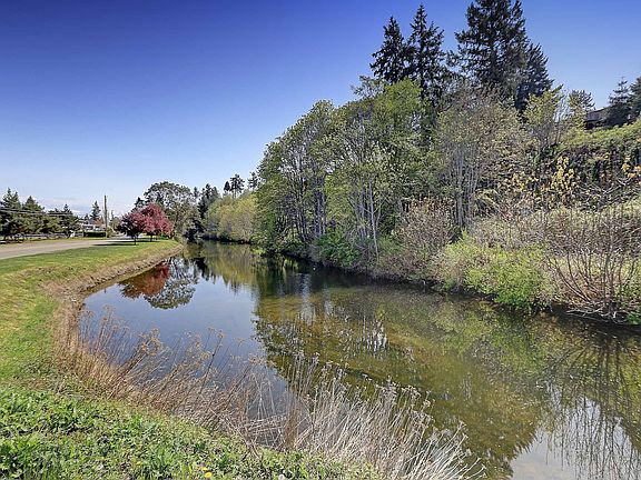 3rd image of 1647 Country Club Dr