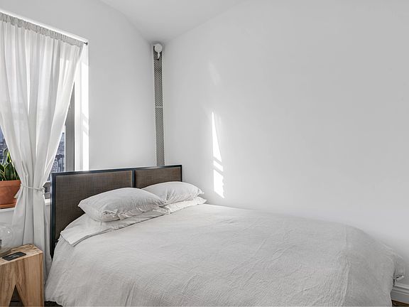 5th image of 315 E 12th St APT 31