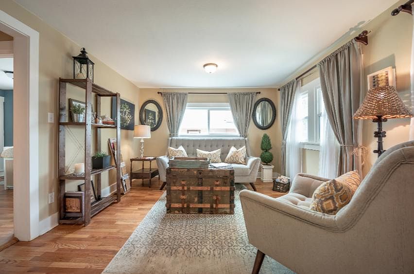 Living area and extra seating