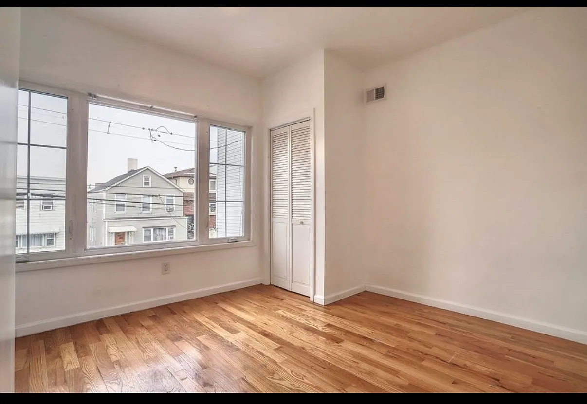 1 bed, 2500 sqft, $1,100 — Photo 2