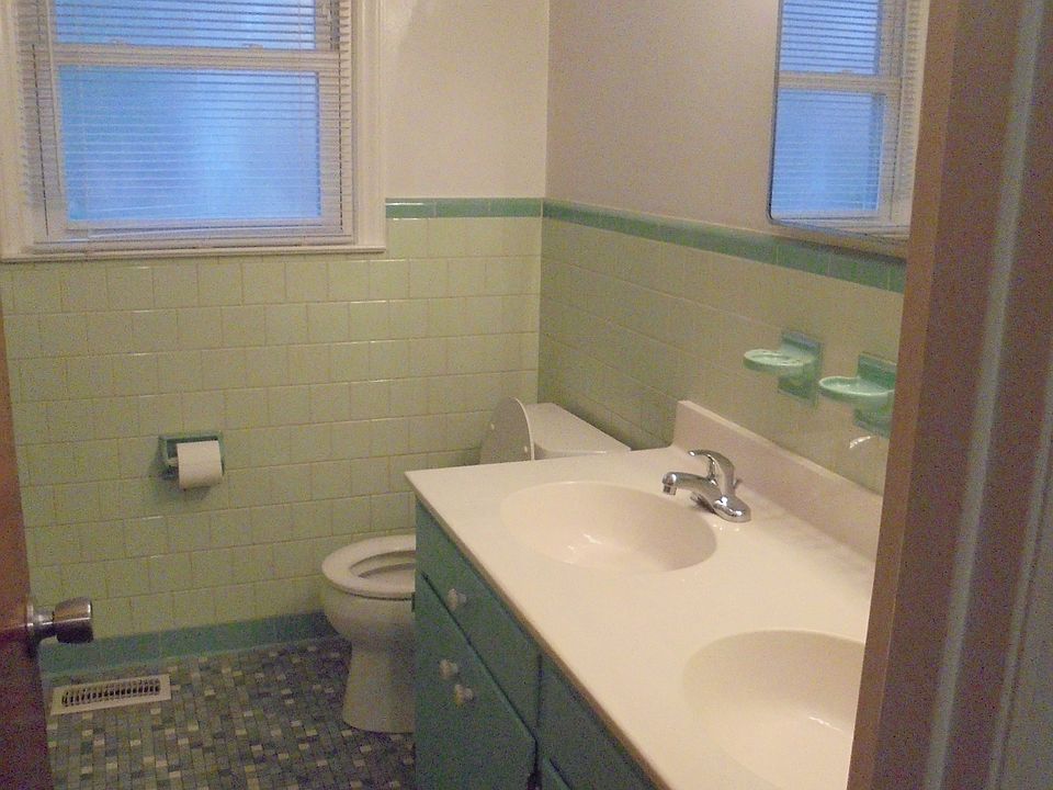 2nd image of 1021 S Howard Cir