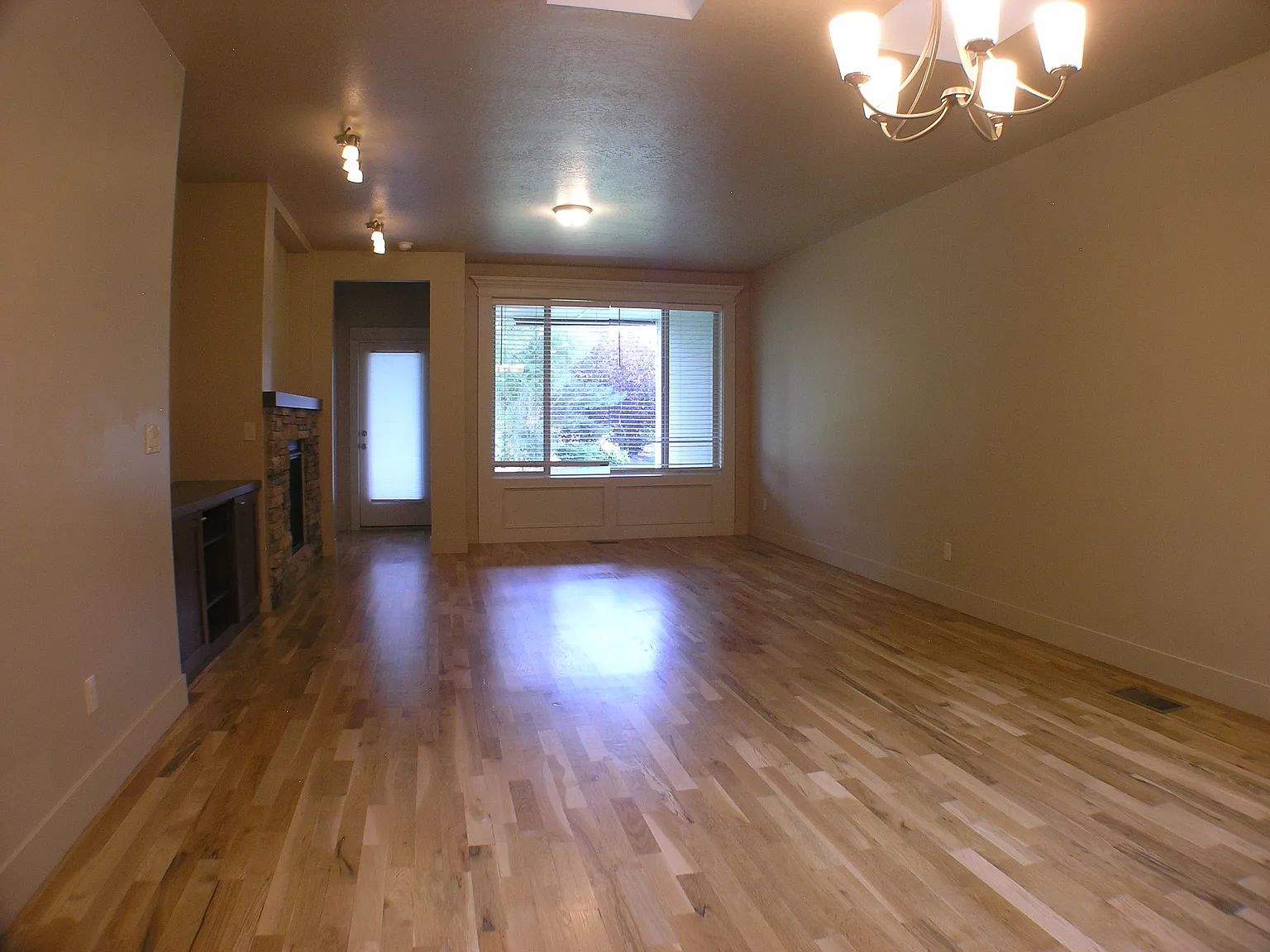 3 bed, 1709 sqft, $2,100 — Photo 4