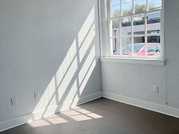 5th image of 3003 Parkwood Ave #105