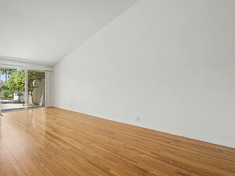 3145 Bel Air Dr — Photo 8