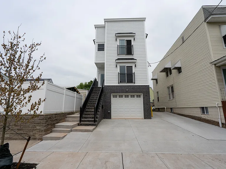 704 Warren St #1 — Photo 2