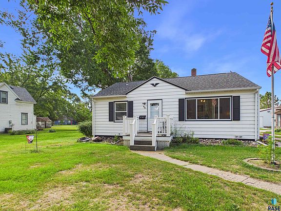 3rd image of 529 SE 1st St