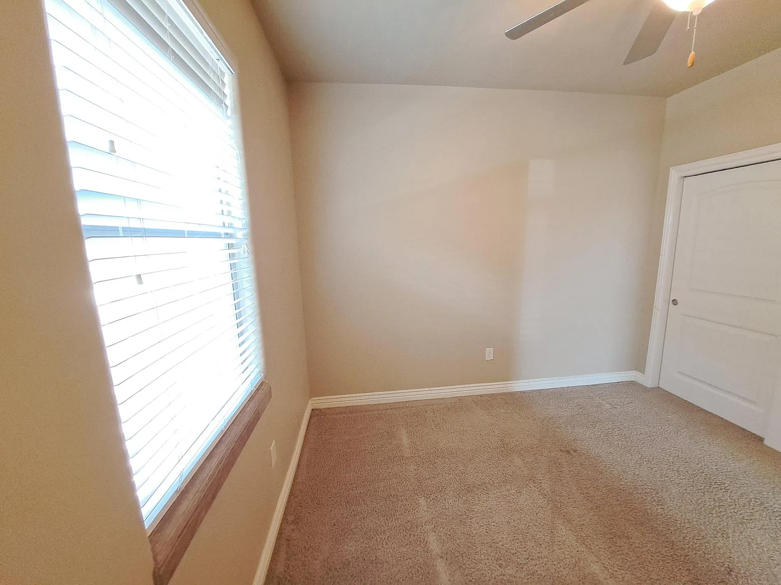 3 bed, 2.5 bath, 2066 sqft, $2,100 — Photo 4