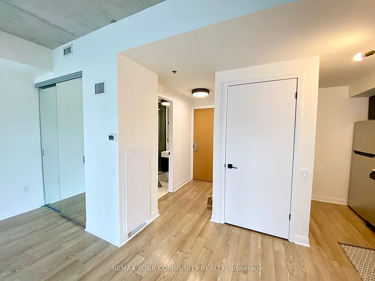 375 King St W #402 — Photo 13