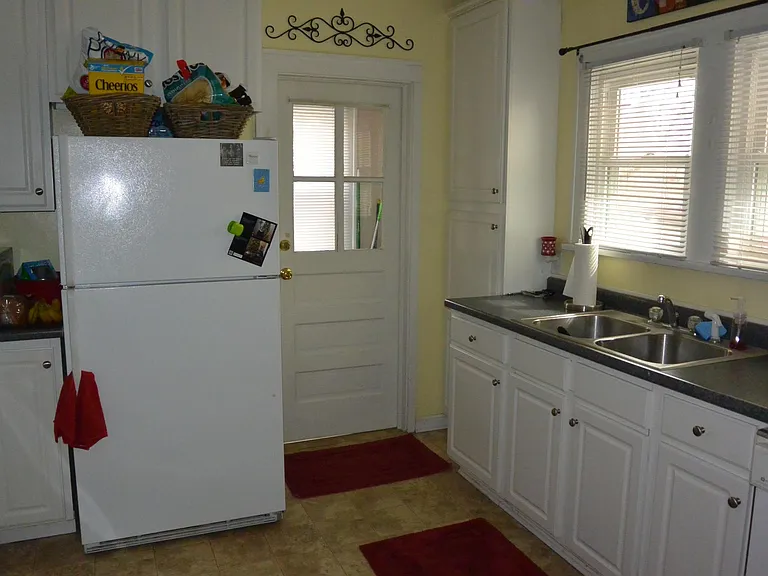 Kitchen. Fridge, dishwasher, stove and build in microwave included