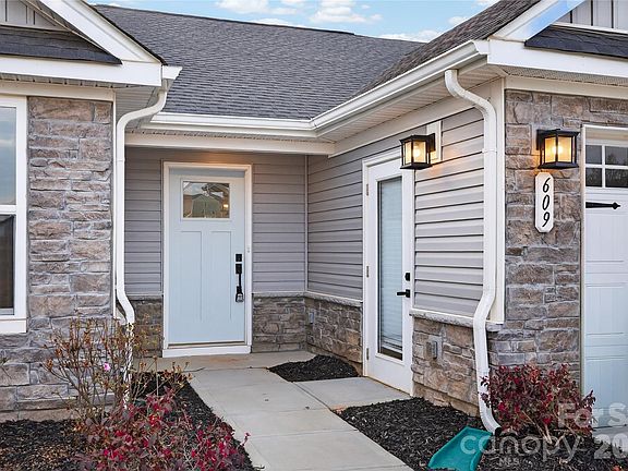 3rd image of 609 Nesbe St