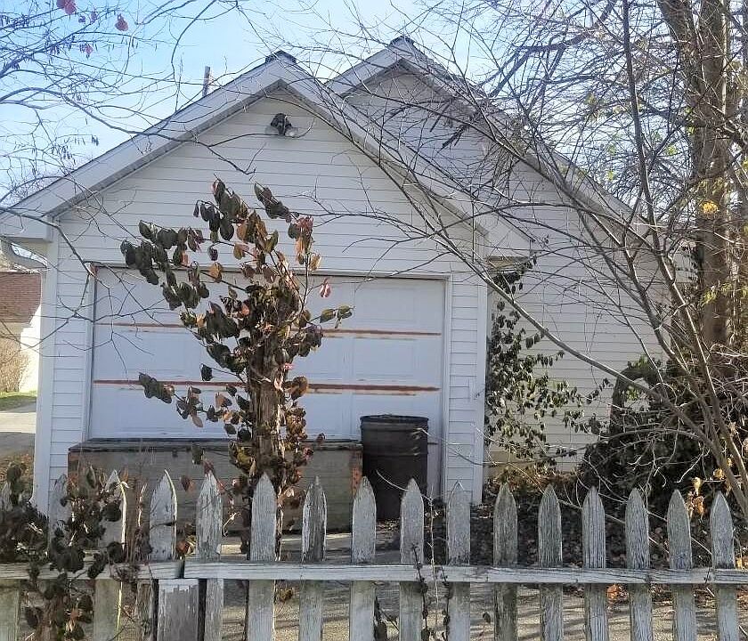 2nd image of 1116 W Spencer Ave