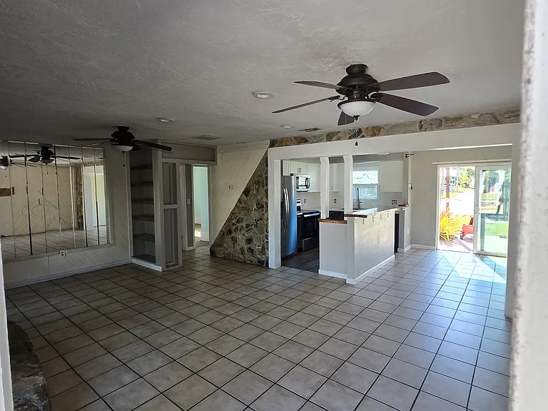 385 Banana Blvd — Photo 7