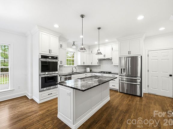 4th image of 1006 Columbine Rd