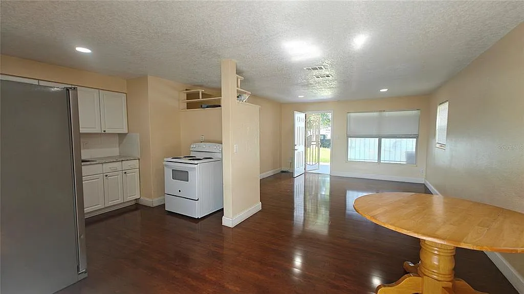 3 bed, 2.0 bath, 1000 sqft, $1,999 — Photo 4