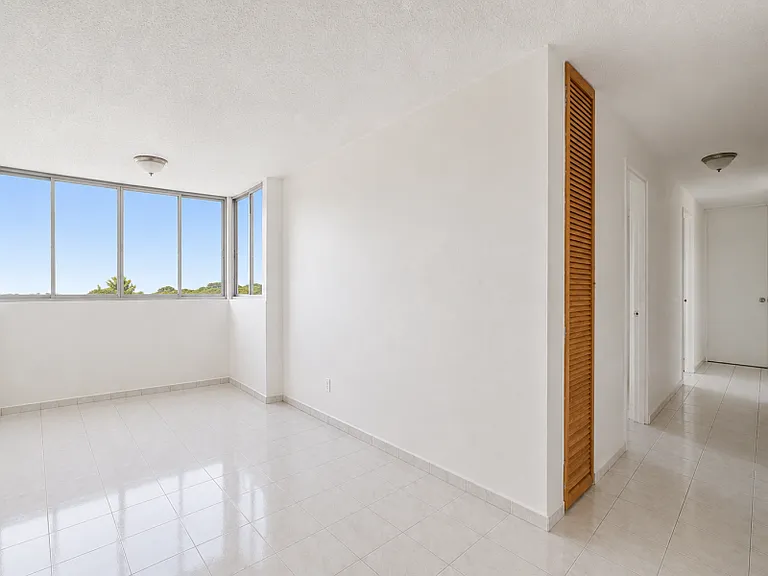 Condominio Golden Tower Apt 602 — Photo 5