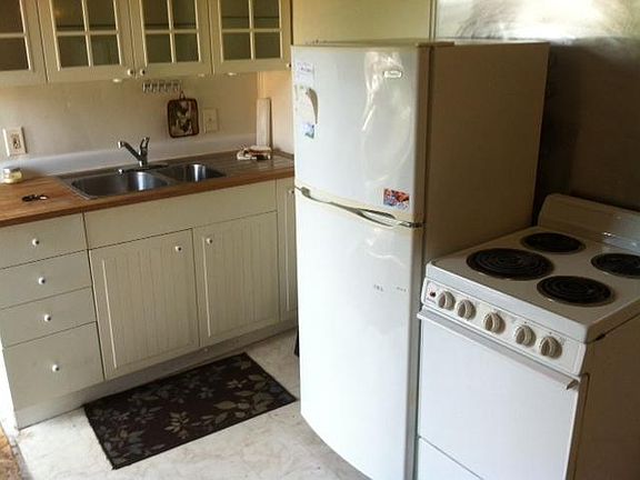 Stove, fridge available for use (no additional fee)