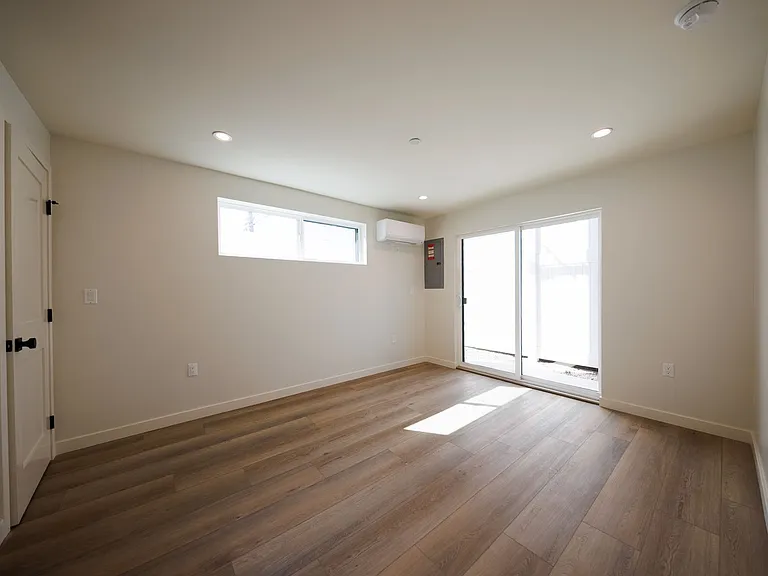5933 Comey — Photo 31