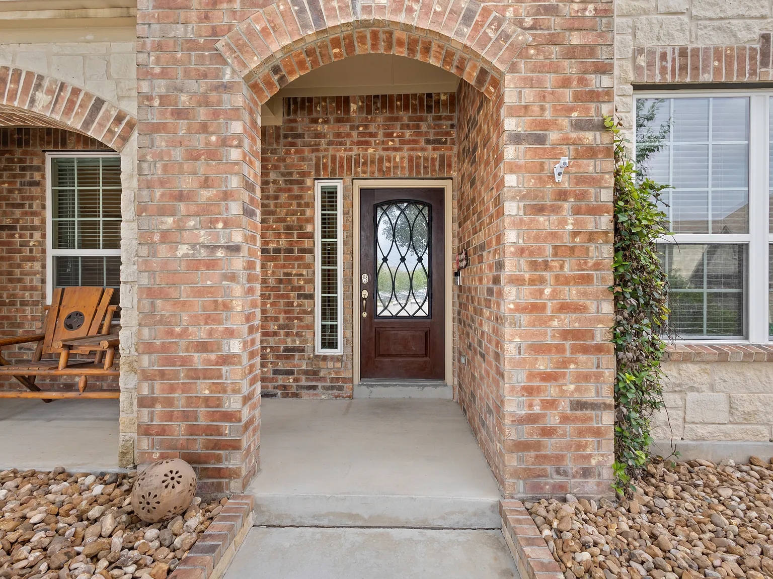 5 bed, 3.5 bath, 3625 sqft, $3,100 — Photo 2