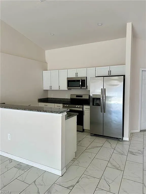 3 bed, 2.0 bath, 1300 sqft, $1,570 — Photo 2