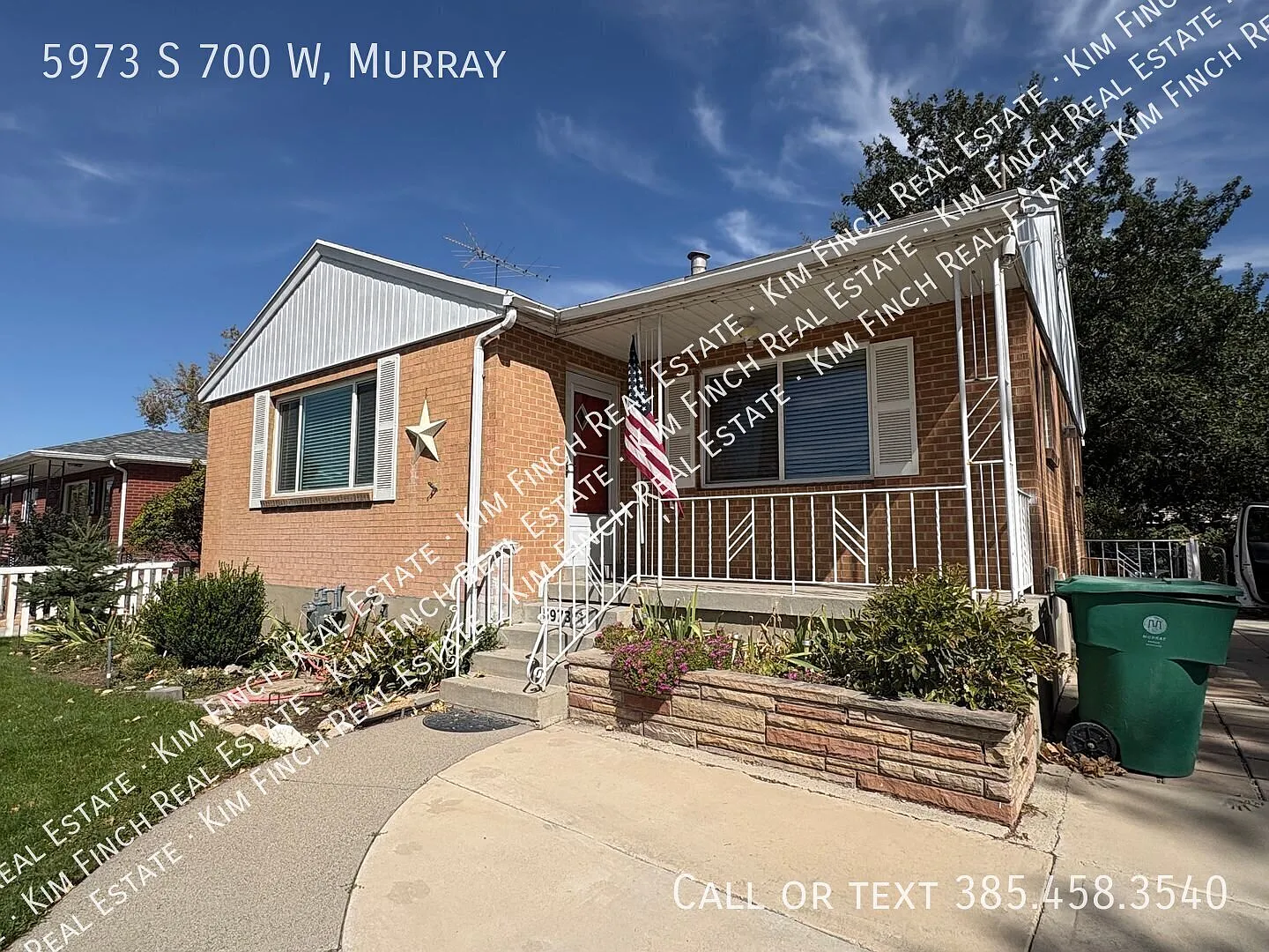 4 bed, 1.5 bath, 2400 sqft — Photo 2