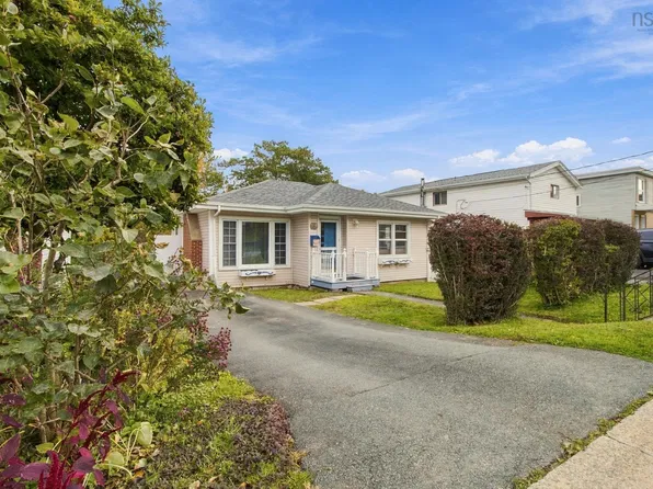 8 Rodney Rd, Dartmouth, NS B2Y 3V4