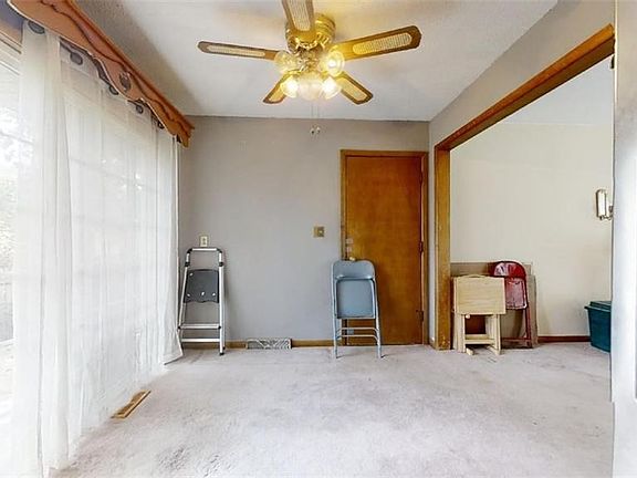 5th image of 810 NW South Summit Cir