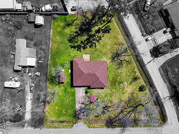 4th image of 1202 Pecan St